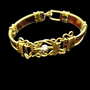 Elegant Gold Bracelet with Chain Detailing